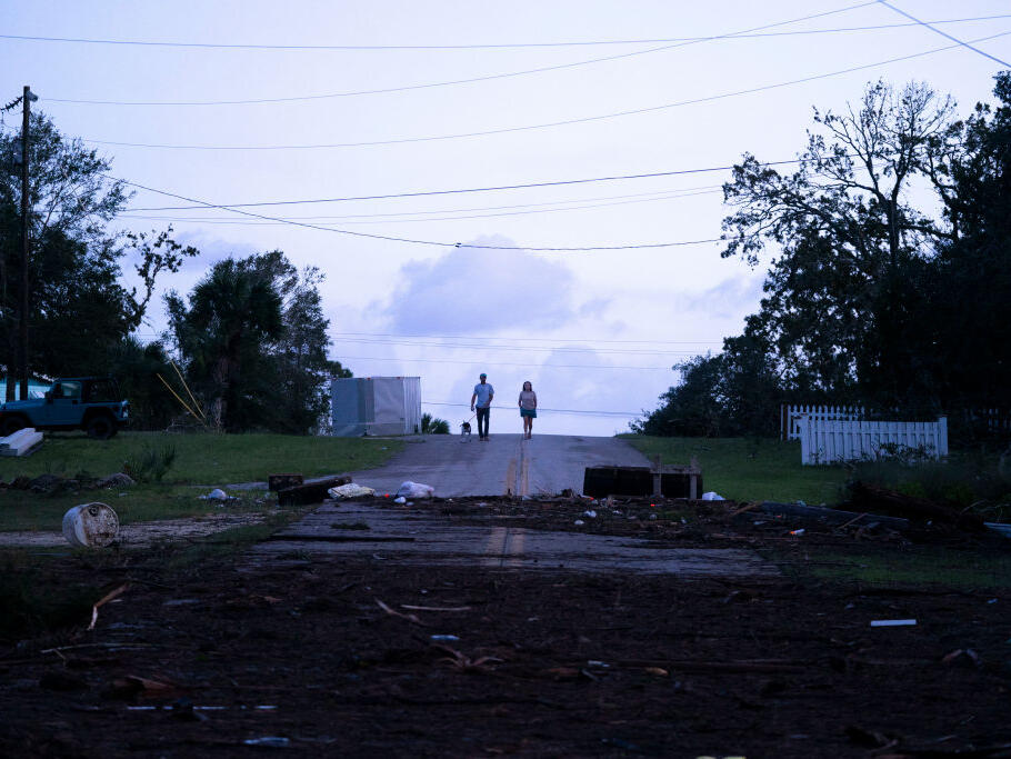 Hurricane Helene causes deaths, leaves hundreds of thousands without