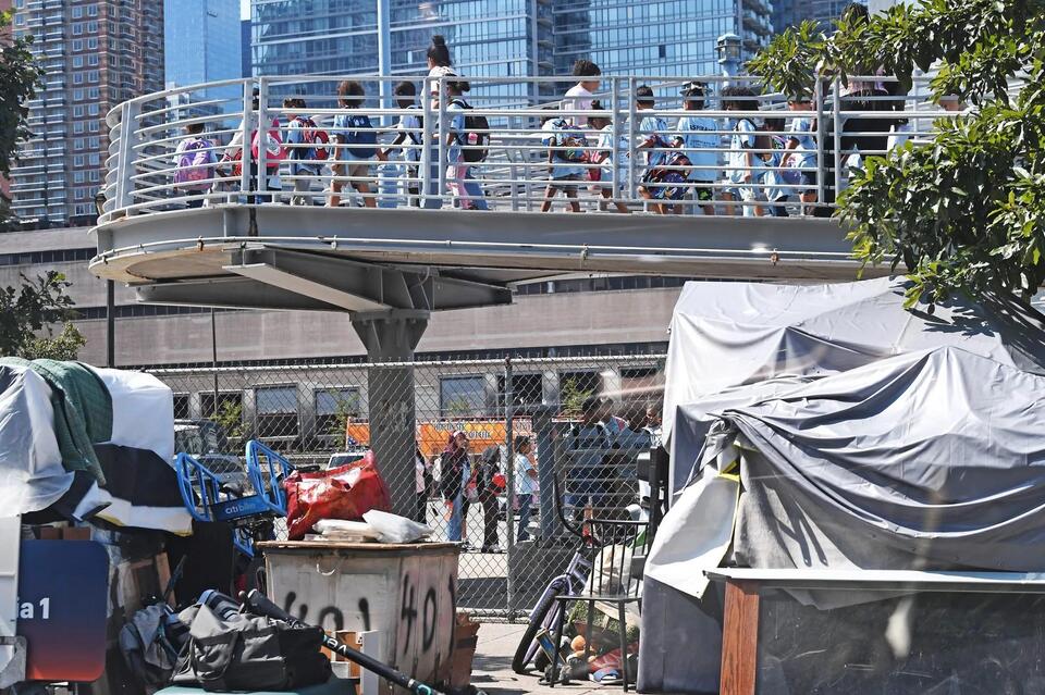 Midtown eyesore turns into homeless magnet — thanks to Mamdani's apathy