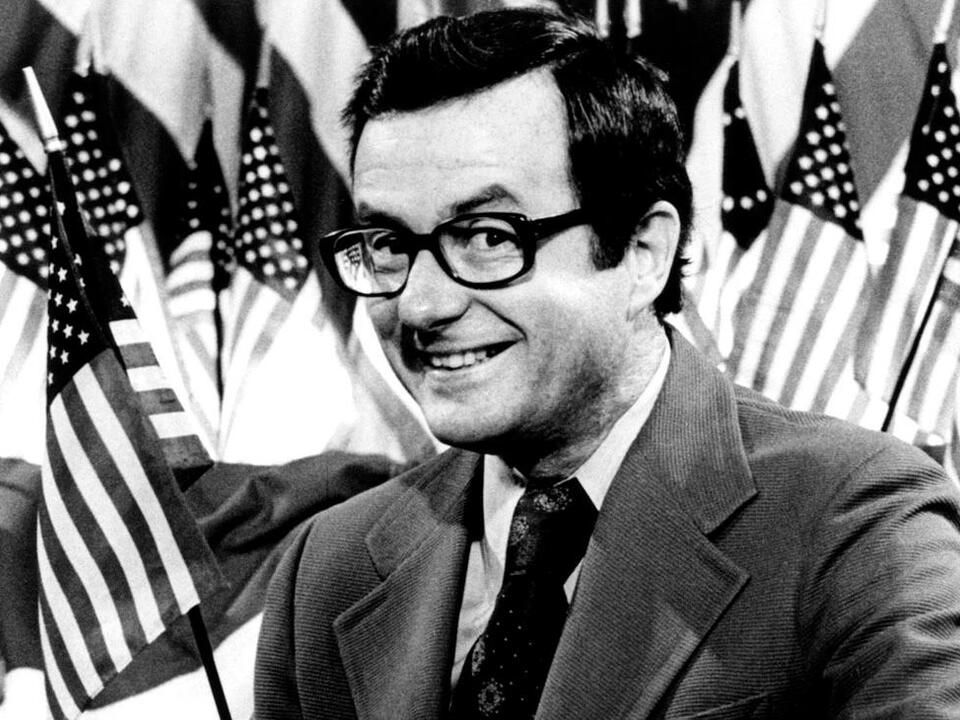 Mark Russell, PianoPlaying Political Satirist, Dies at 90