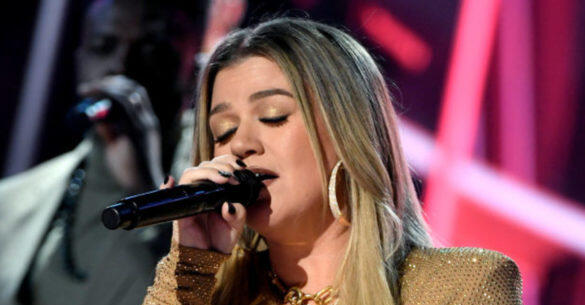 ‘The Voice’ Fans Had Hilarious Reaction to Kelly Clarkson’s Bold Fashion Choice – NewsBreak