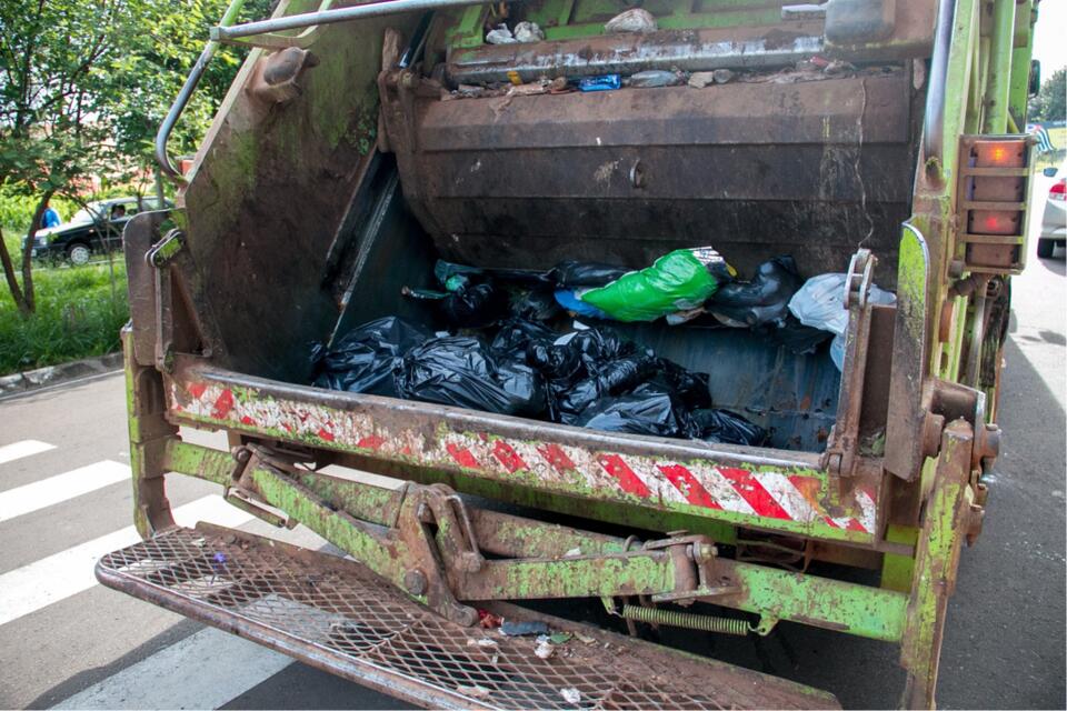 Garbage Man Fatally Shot After Gun Goes Off In Plastic Garbage Bag ...