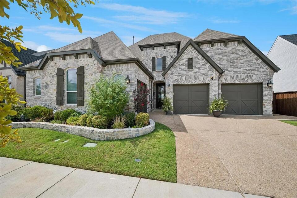 In Castle Hills, This Greenbelt Beauty Lives Up to Its Royal Address