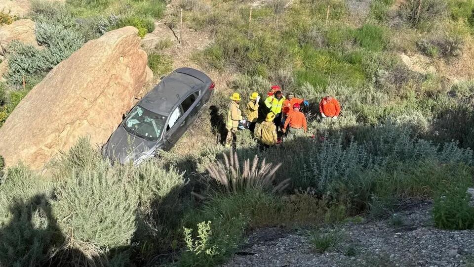 Woman rescued after car goes off 118 Freeway embankment in Ventura ...