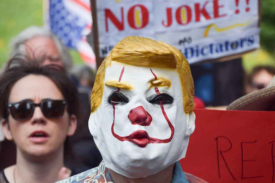 Serving a Clown With a Fake Crown -- What kind of 