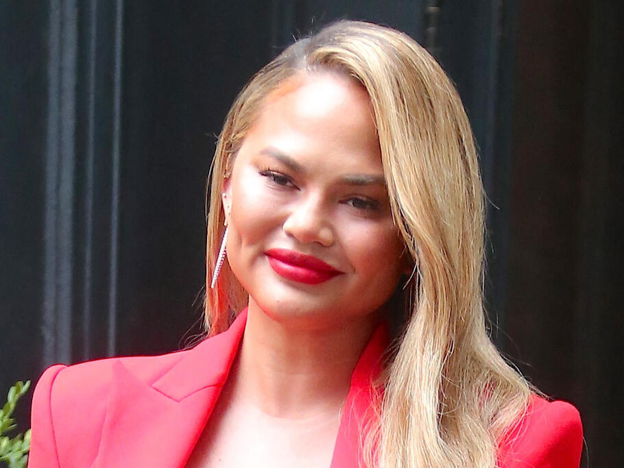 Chrissy Teigen Gives Her Cherry Red Suit & Glossy Stilettos a Daring Upgrade – NewsBreak
