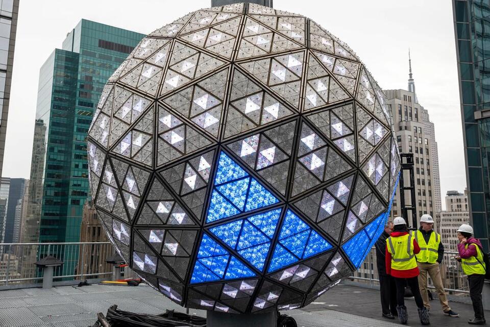 PHOTOS: Times Square New Year's Ball will sport bow tie, ride back up ...