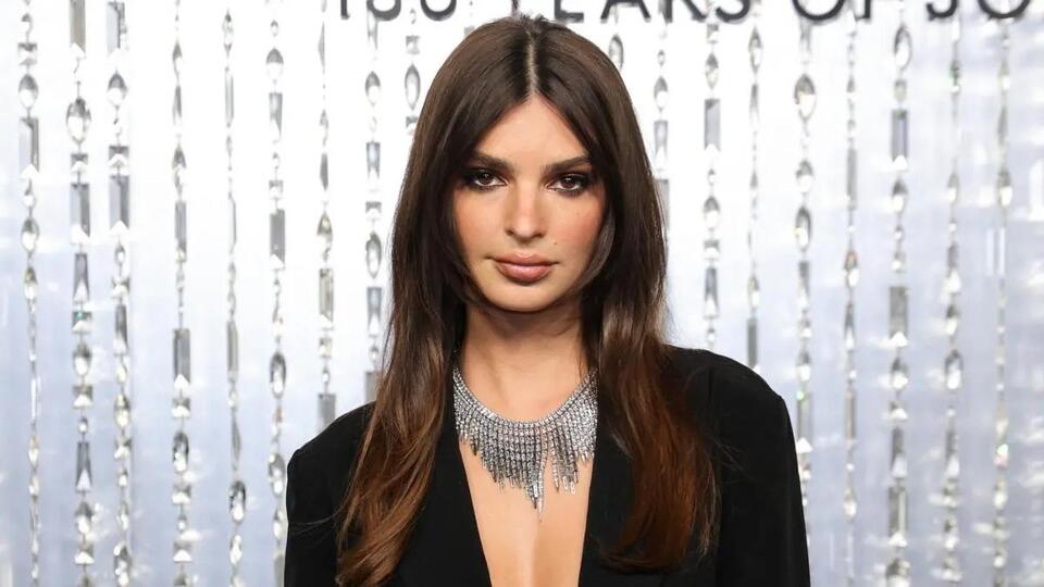 Emily Ratajkowski’s Oner Active Workout Fit Comes With Super Bold Neck ...