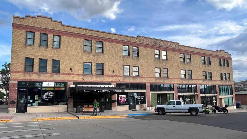 Green River Man Saddened With Decline Of Historic Hotel, Organizes Team To Save It