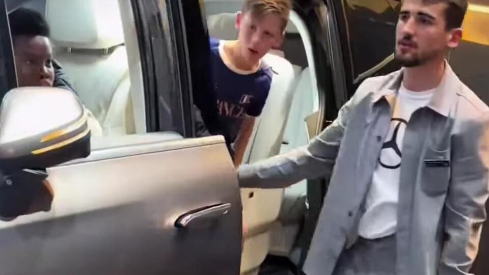 A Child Accidentally Crashes A Mercedes-Benz VLE Exhibition Vehicle At ...