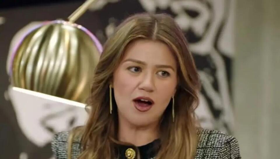 Kelly Clarkson’s $15K Bird Feud Gets Ugly As Brooklyn Shop Fires Back