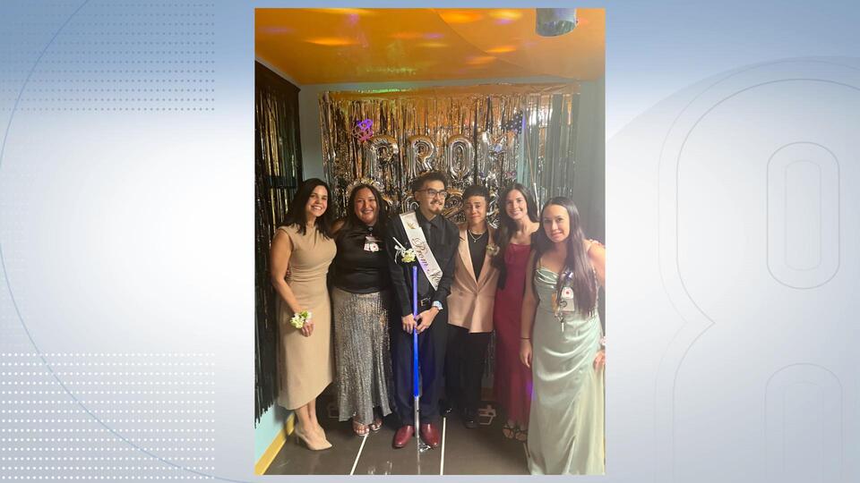 Las Vegas hospital staff gives hospitalized teen prom celebration