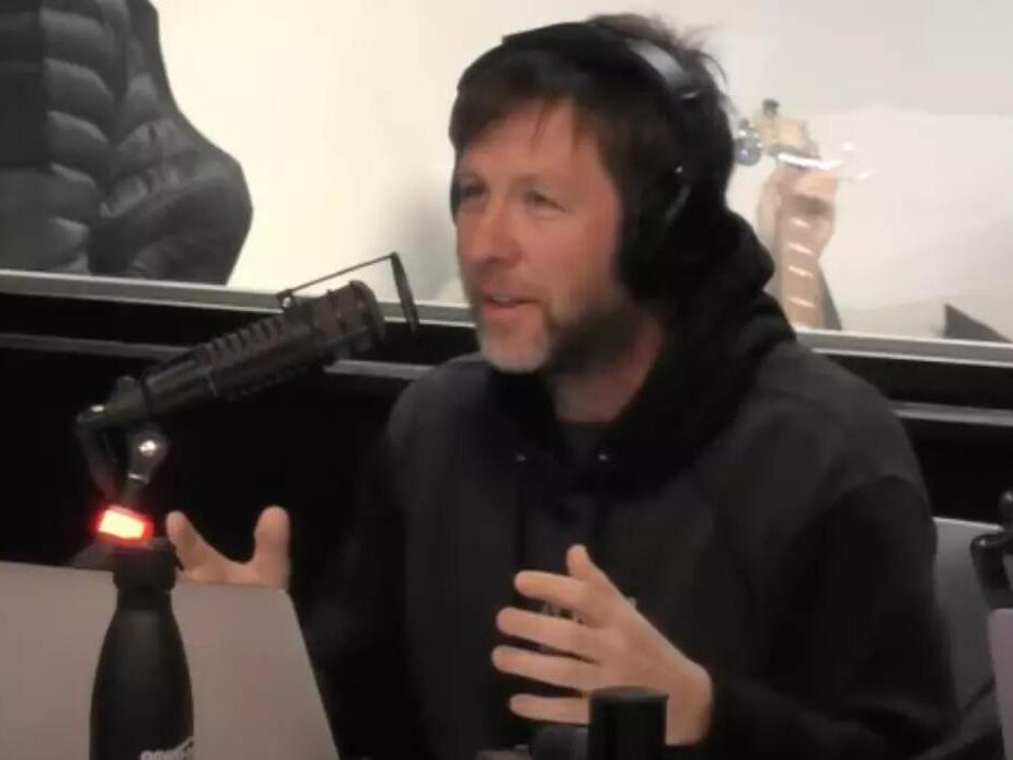 Lunchbox Gives Strangers Compliments For Kindness Challenge