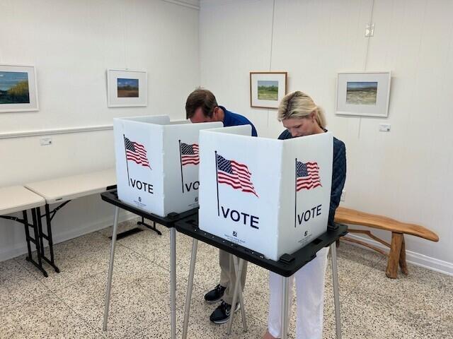 Early, in-person voting begins: Governor, first lady vote in primary ...