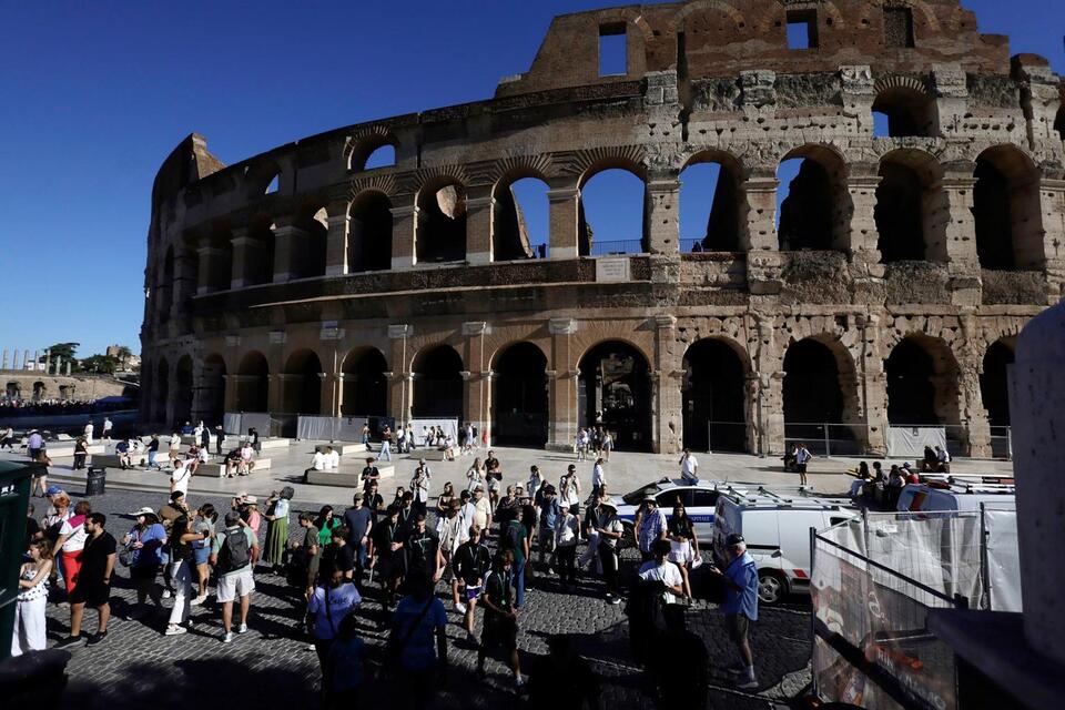 Worker falls to death at Roman Colosseum - NewsBreak