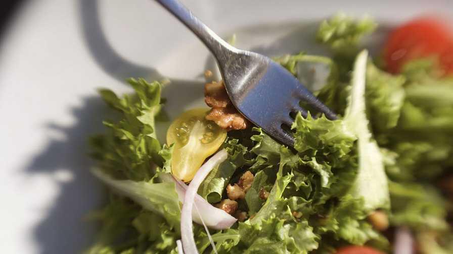 Outbreak Update: How Restaurants Are Reassuring Customers About Lettuce
