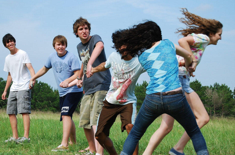 How to Play Red Rover: Rules, Variations, and Safety Tips