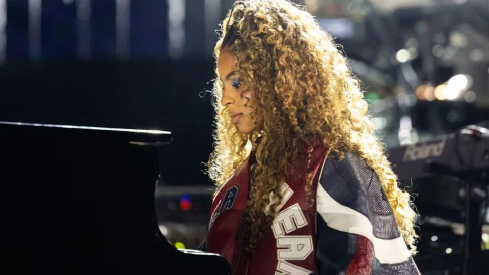 Blue Ivy Plays Piano With Jay-Z at SoFi Stadium on The Story of O.J ...