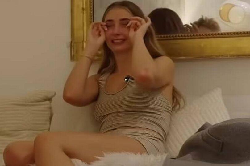 Dildosli gozal qora tanli ayollar