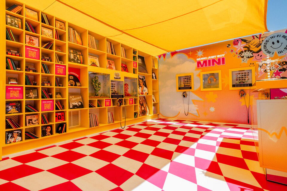 16 Vinyl Record Design Ideas That'll Remix Your Next Event