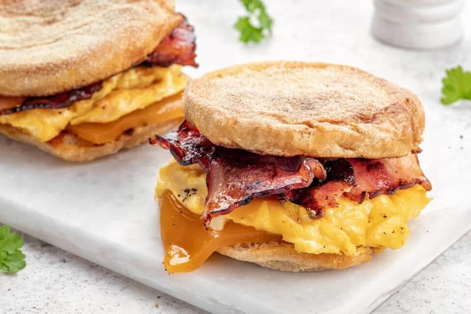 17 Best Breakfast Sandwiches at Chain Restaurants Right Now - NewsBreak