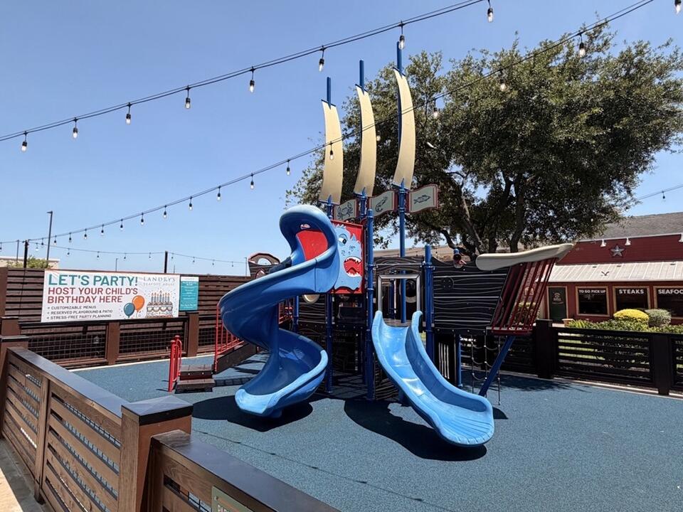 Landry’s Seafood House Opens in Sugar Land With French Quarter Flair and Family-Friendly Fun