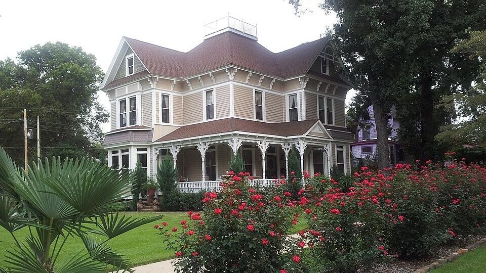 Chambers-Robinson House in Sheffield, Alabama: a grand house built in ...