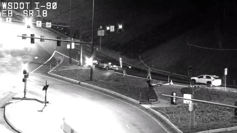 Driver flees after car crashes into pole near SR 18 and I-90 early ...