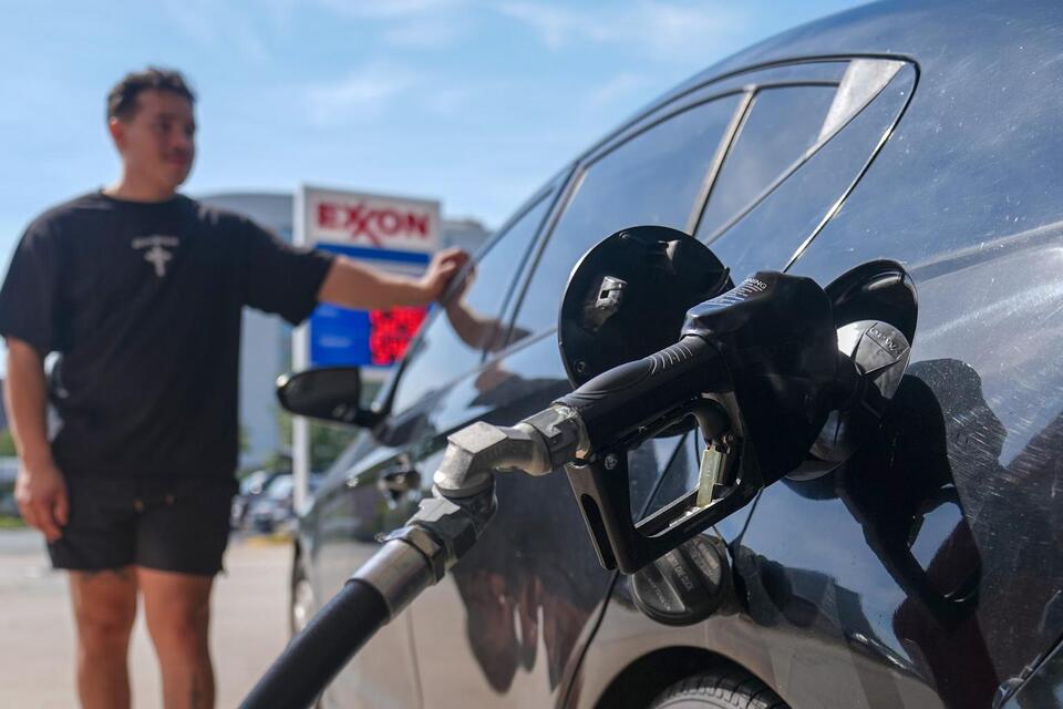 Gas prices break record for days above $4 a gallon as oil shortage ...