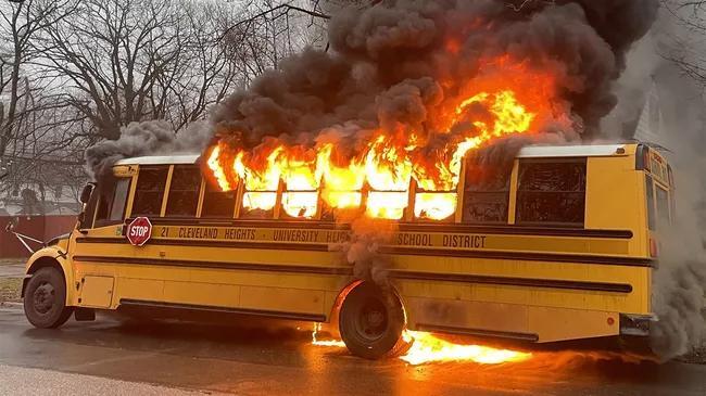Hero Bus Driver Evacuates All Students After School Bus Burst Into ...