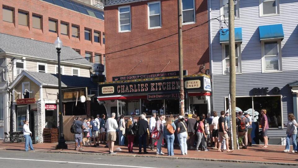 Crowds flock to Charlie’s Kitchen sidewalk sale - NewsBreak