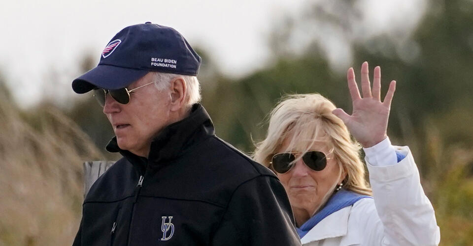 Jill Biden Opts for Unconventional Beach Attire in Skinny Jeans & Nike Sneakers – NewsBreak