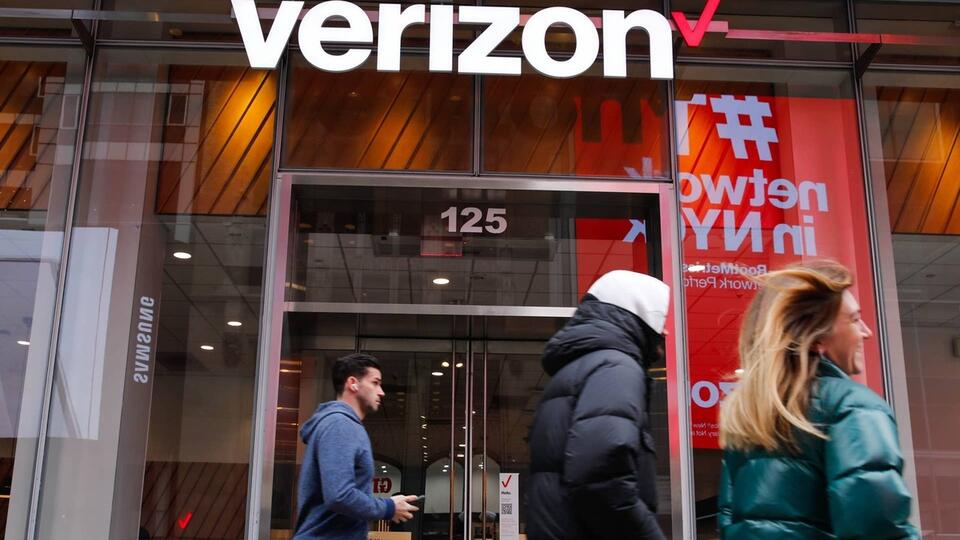 Verizon responds to customer backlash over its plan to end landline ...