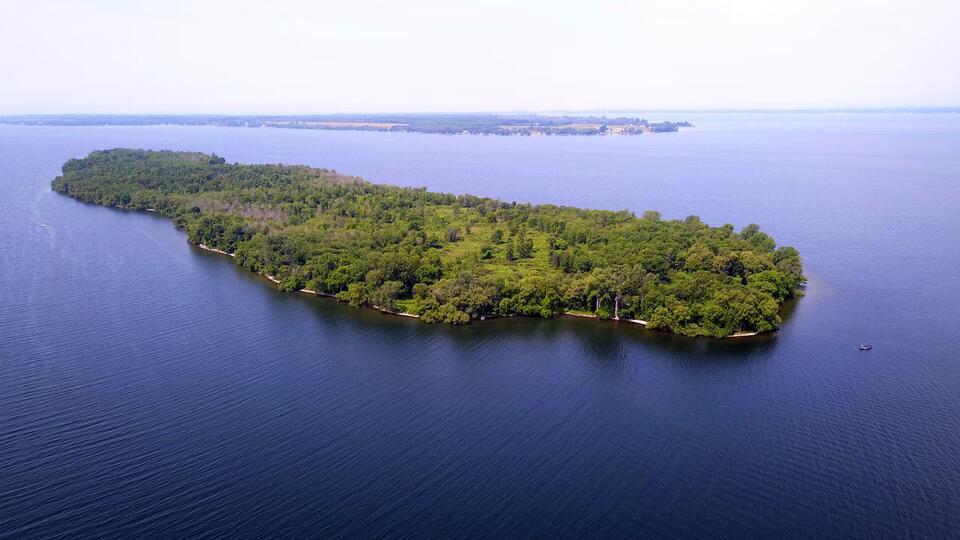 Man dies after falling off boat on Lake Ontario without life jacket ...