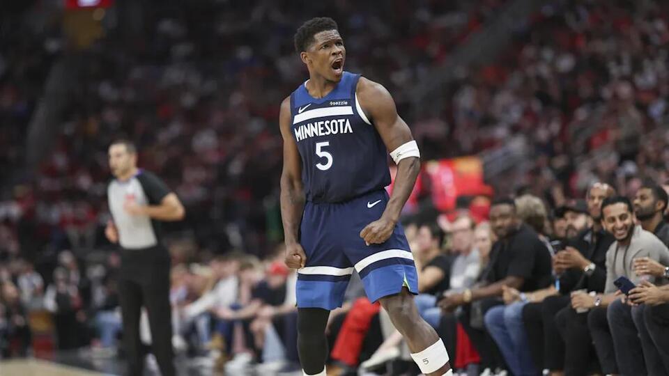 One simple adjustment spurred the Timberwolves' comeback in Houston ...