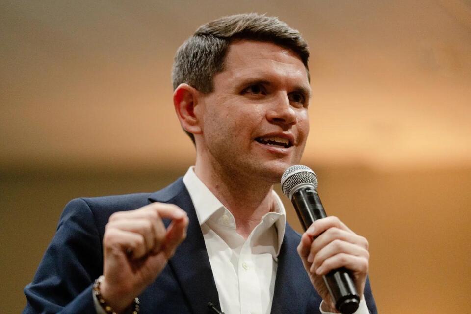 The Democrats Turning to Republicans for Votes