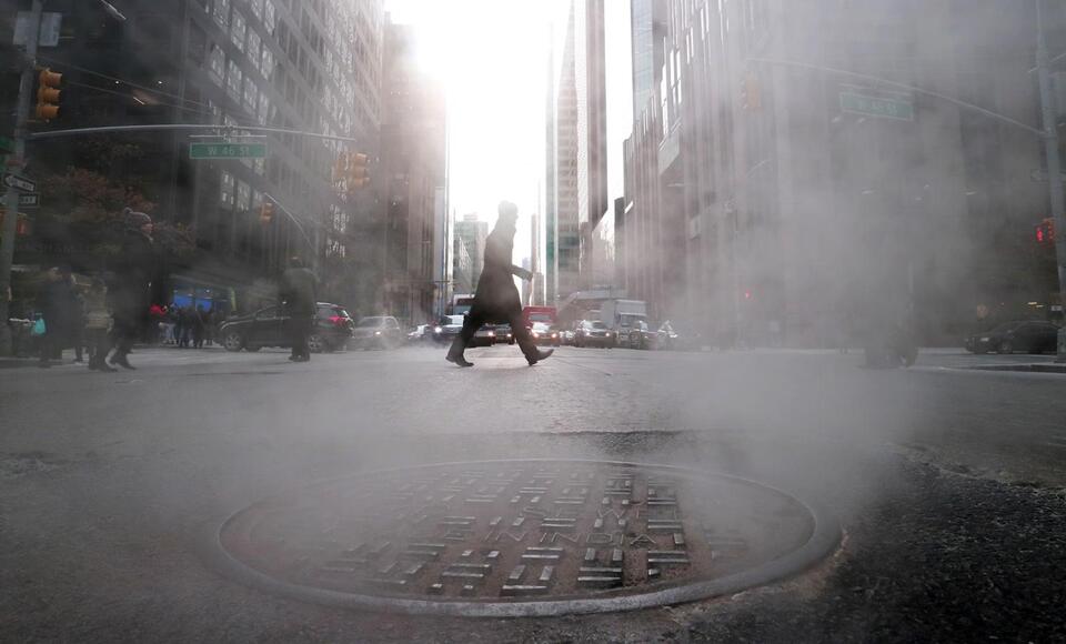 5 people spotted climbing out of manhole in New York City - NewsBreak