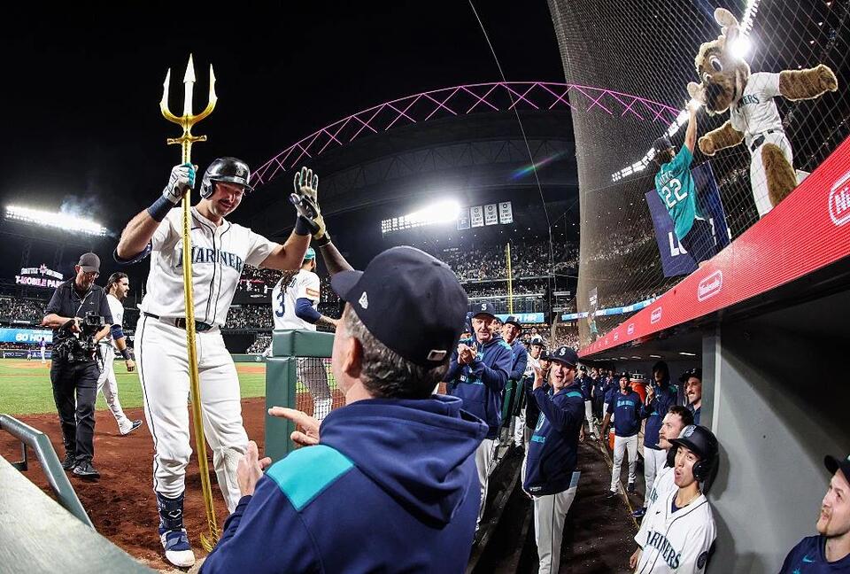 Cal Raleigh hits his 60th home run of the season, becoming the 7th MLB ...
