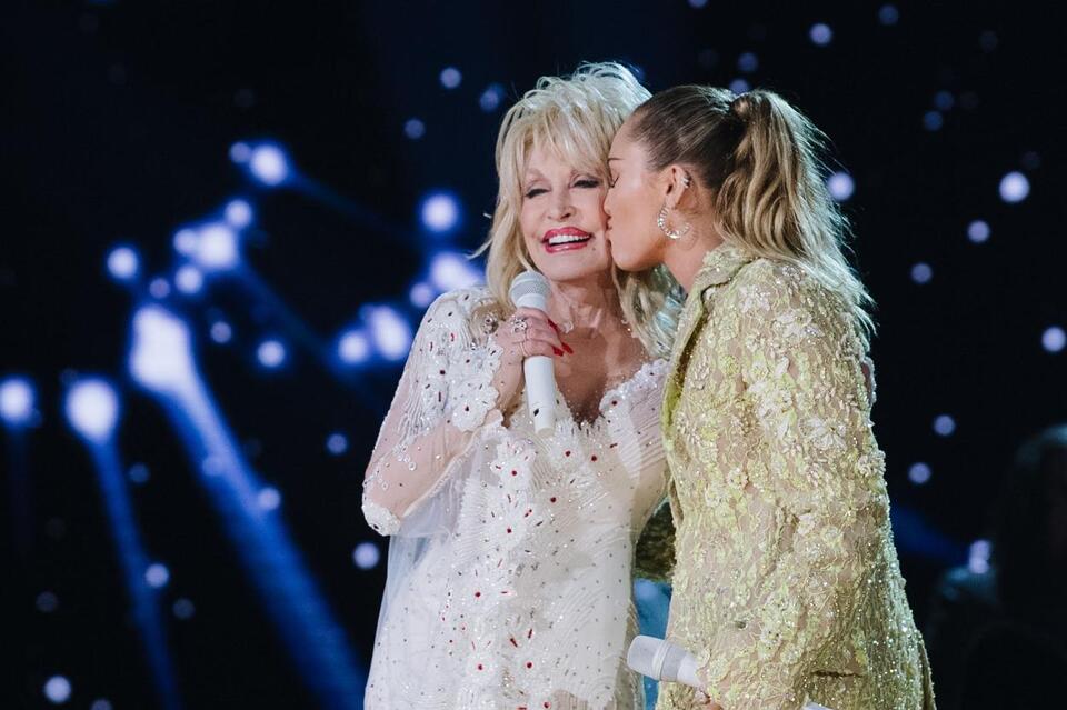 WATCH: Miley Cyrus Pays Tearful Tribute to Dolly Parton at Hollywood ...