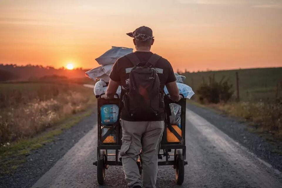 Man Walking Across U.S. Reaches Iowa on 3,100 Mile Journey