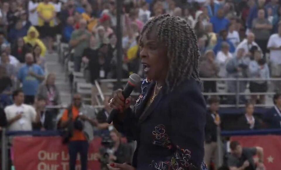 Bizarre Anthem Performance at Baseball Game Goes Viral: 'The Flag Looked  Embarrassed' - NewsBreak