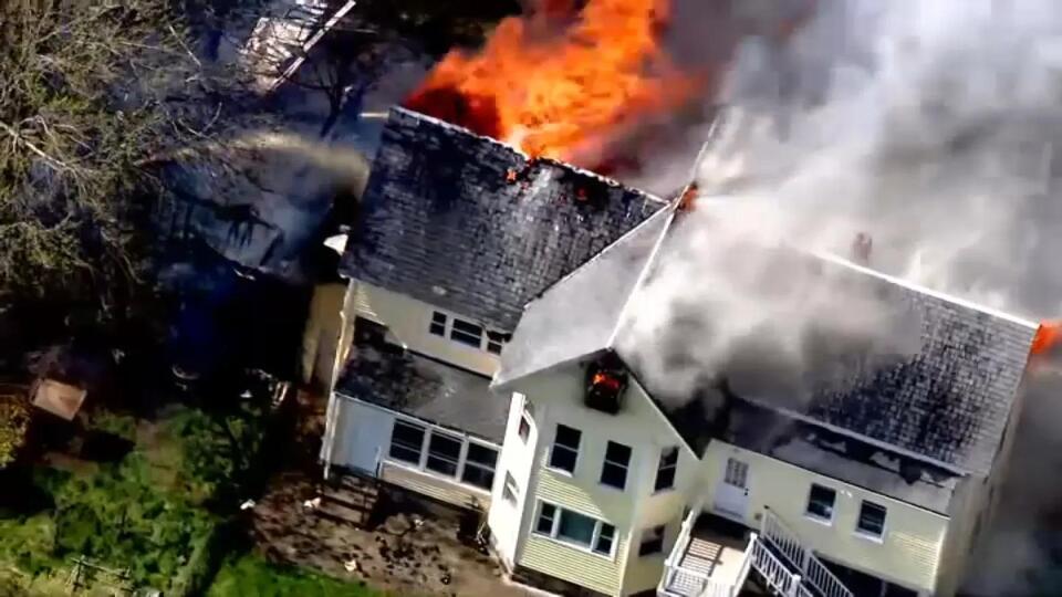 Heavy Lowell house fire spreads to 5 other buildings — see video ...