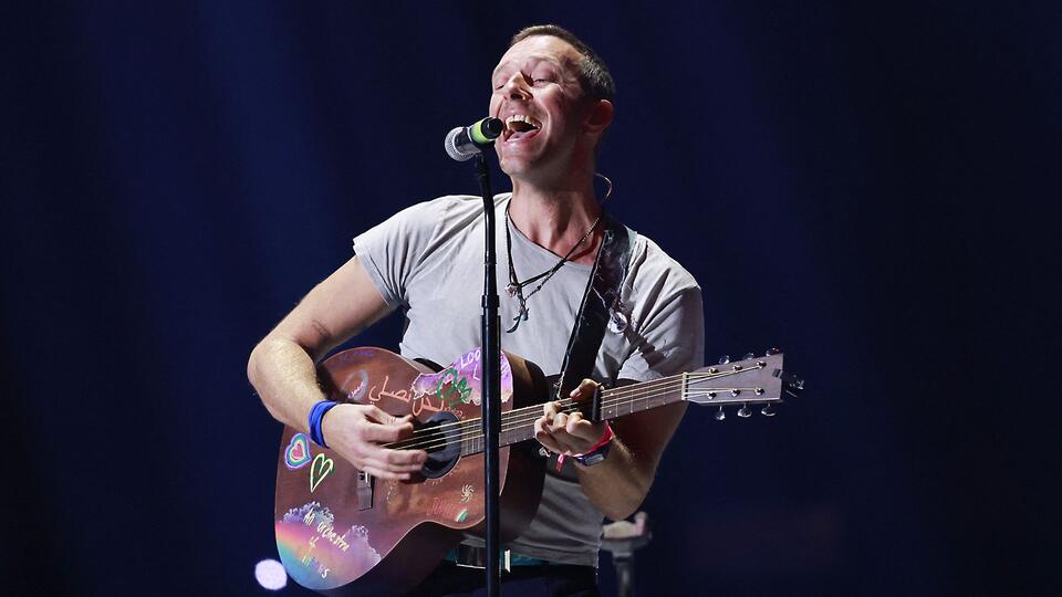Busker unknowingly performs Coldplay classic with Chris Martin - NewsBreak