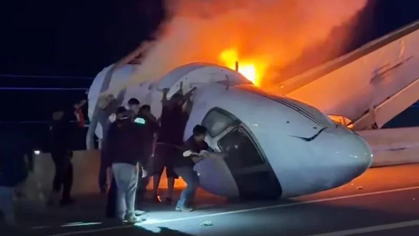 Fiery private jet crash on Texas highway sees bystanders rush to free passengers; 1 killed