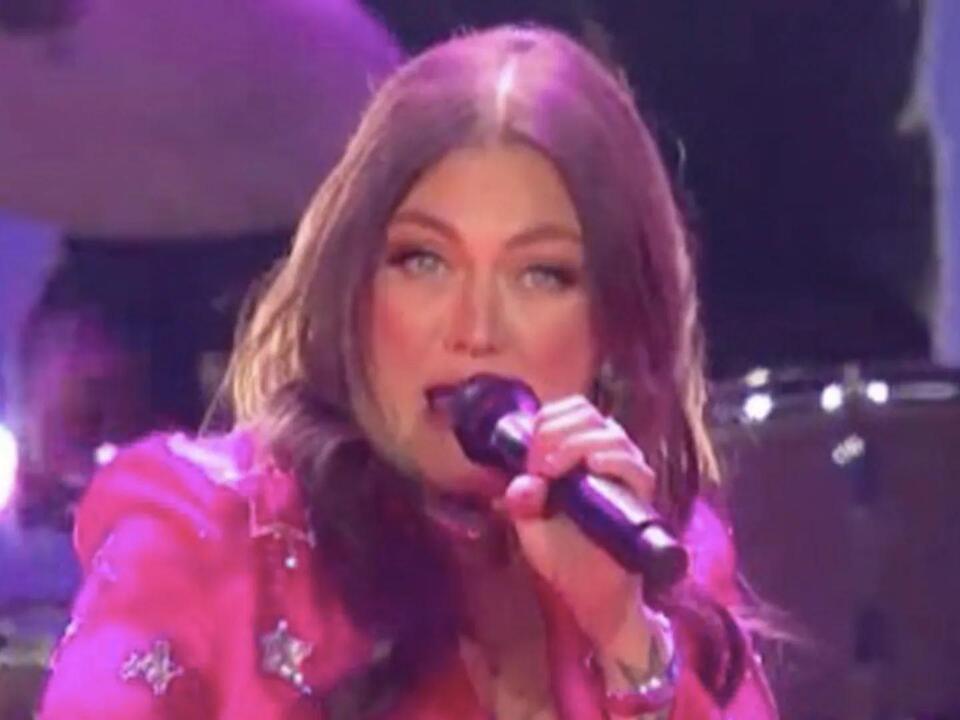 Elle King sparks concern as she ‘drunkenly’ stumbles through ‘cringe