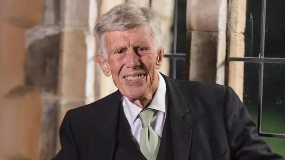 ‘Mewing’ creator John Mew dead at 96-years-old - NewsBreak