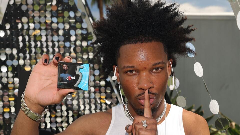 D4vd Reportedly Has 'Shhh' Tattoo on Finger Like One on Dead 15-Year ...