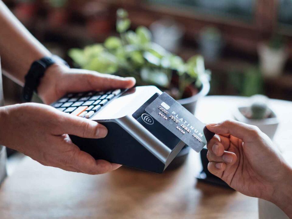 I’m a Travel Expert 5 Reasons To Use Your Credit Card While Traveling